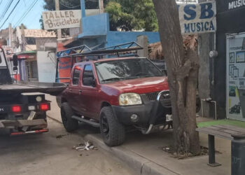 Tránsito Municipal atiende denuncia ciudadana y retira vehículos acaparando espacios en la colonia Francisco Villa