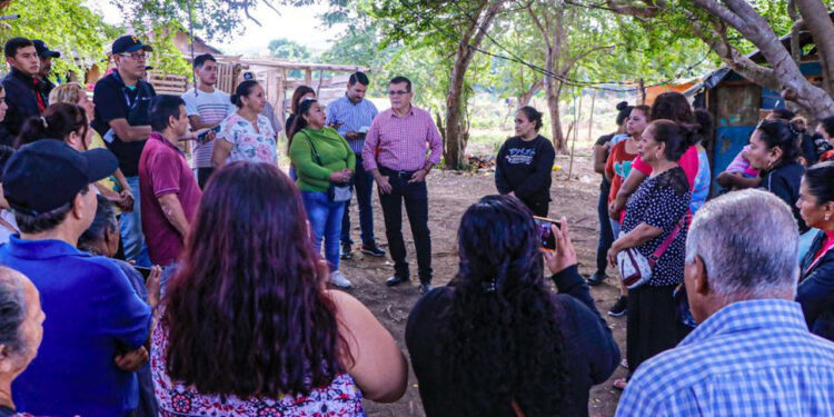 Visita Alcalde Edgar González colonia Rincón de Mazatlán y su ampliación