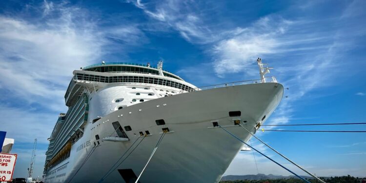 Mazatlán recibe al crucero Navigator of the Seas con más de 5 mil visitantes a bordo