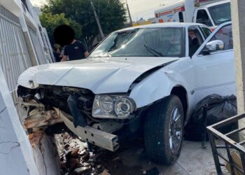 Accidente en Prados del Sol: Automóvil se estrella contra vivienda, dejando un herido