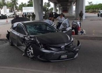 Choca patrulla de militares contra auto en Culiacán
