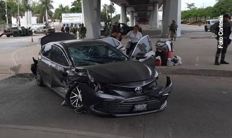 Choca patrulla de militares contra auto en Culiacán