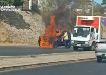 Camioneta se quema al sur de Culiacán