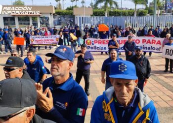 Se manifiestan policías y viudas de policías en el Congreso del Estado