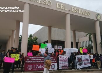 Se manifiestan alumnos, maestros y administrativos de a UAdeO en el Congreso