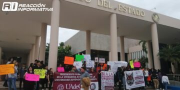 Se manifiestan alumnos, maestros y administrativos de a UAdeO en el Congreso