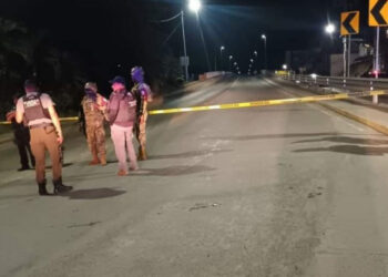 Autoridades de Veracruz hallan restos humanos en dos vehículos abandonados sobre un puente en Tuxpan