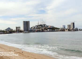 Domingo cálido con cielo cubierto en Mazatlán