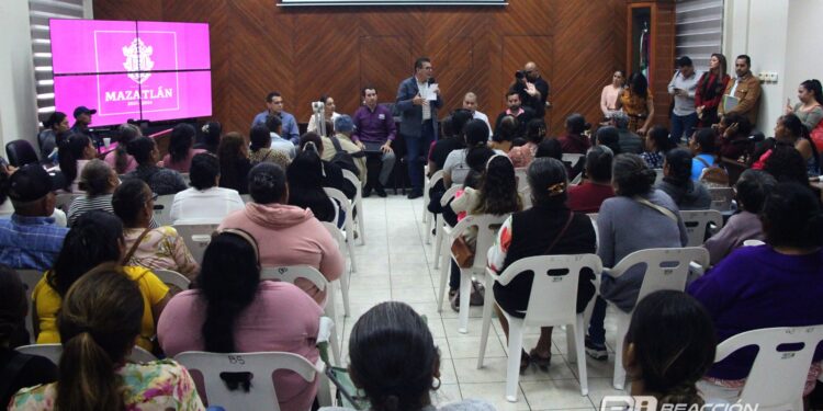 Desplazados de zonas serranas de Mazatlán exigen al alcalde ser atendidos con sus demandas