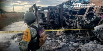 Trágico accidente deja al menos 20 muertos en La Cruz de Elota, 14 de ellos calcinados
