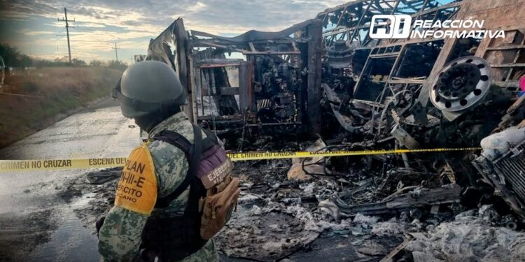 Trágico accidente deja al menos 20 muertos en La Cruz de Elota, 14 de ellos calcinados