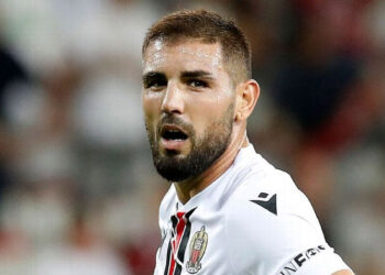 Un futbolista francés se desplomó y convulsionó en pleno partido en Qatar