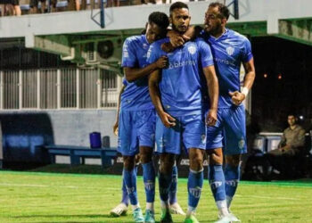 ¡Gran Homenaje! Futbolista se Entera de Muerte de su Padre antes de Partido, Entra y Anota Gol