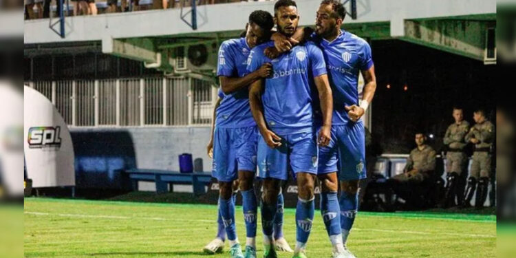 ¡Gran Homenaje! Futbolista se Entera de Muerte de su Padre antes de Partido, Entra y Anota Gol