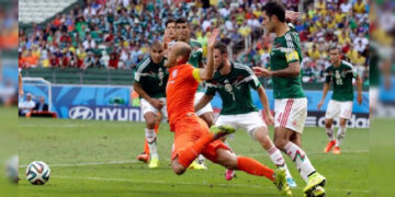 Los aficionados de la Selección Mexicana recuerdan con dolor aquella polémica jugada de Robben en el Mundial 2014 que acabó con las aspiraciones del equipo dirigido por Miguel Herrera