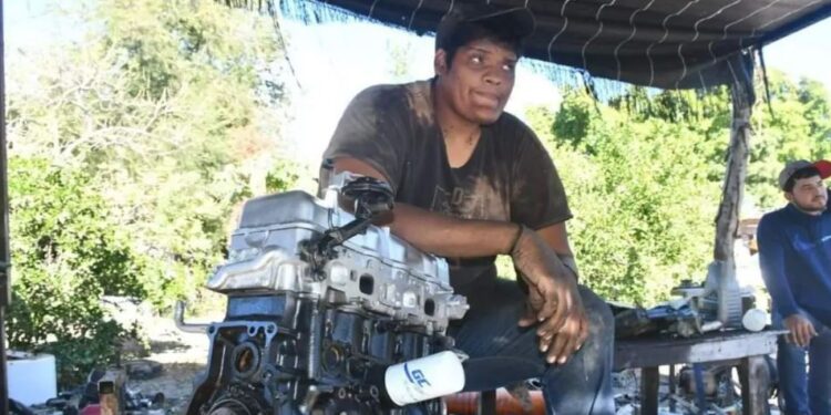 ‘Chikilín’ un hombre de 2.30 metros de Sinaloa pide ayuda para conseguir ropa invernal