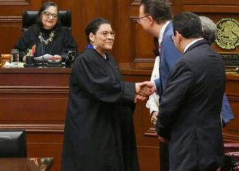 “No es de la élite, ya con eso vamos de gane”: AMLO celebra investidura de la ministra Lenia Batres