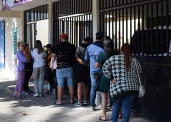 Mazatlecos pernoctan afuera de la taquilla para comprar boletos para los espectáculos de Carnaval 2024