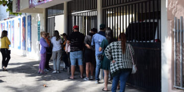 Mazatlecos pernoctan afuera de la taquilla para comprar boletos para los espectáculos de Carnaval 2024