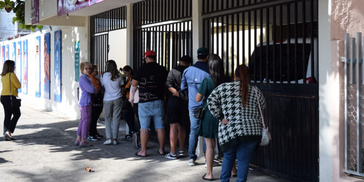 Mazatlecos pernoctan afuera de la taquilla para comprar boletos para los espectáculos de Carnaval 2024