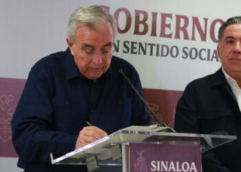 Rubén Rocha firma la iniciativa de Ley Reglamentaria para aplicar la Revocación de Mandato