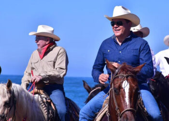 Encabezan Gobernador Rubén Rocha Moya y Alcalde Edgar González la cabalgata de la familia Escobar