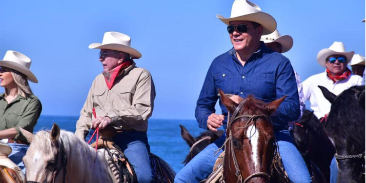 Encabezan Gobernador Rubén Rocha Moya y Alcalde Edgar González la cabalgata de la familia Escobar