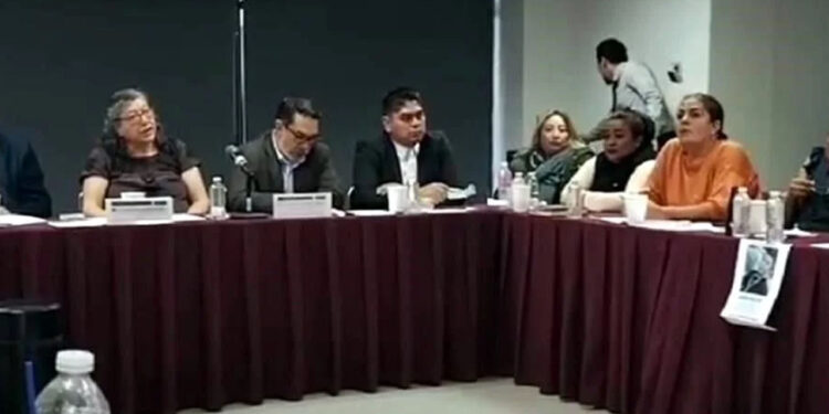 Estallan colectivos por despidos en Comisión de Búsqueda