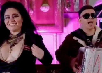 Jefa de policía es despedida por protagonizar video de corrido