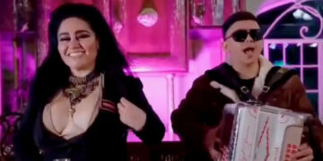 Jefa de policía es despedida por protagonizar video de corrido