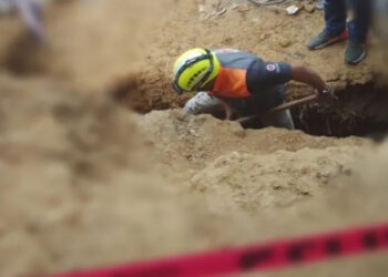 Albañil de 71 años muere al tropezar y enterrarse una varilla en construcción de Durango