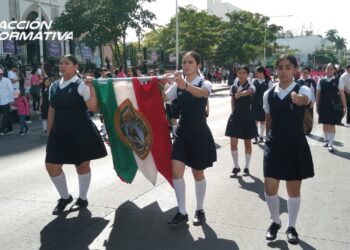 Admiran culiacanense el 29 desfile del Día de la Bandera