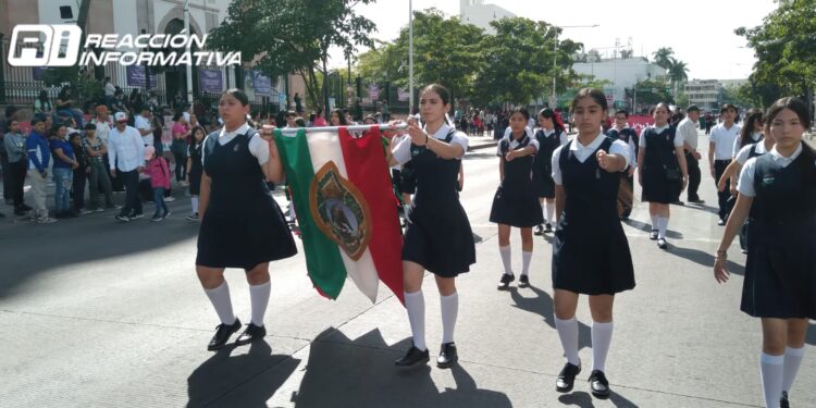 Admiran culiacanense el 29 desfile del Día de la Bandera