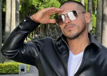 Video de fan intentando besar a Espinoza Paz se viraliza y la llaman “acosadora”
