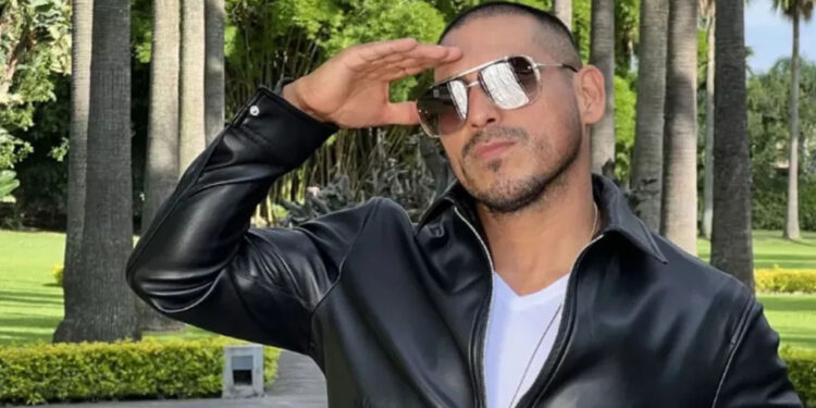 Video de fan intentando besar a Espinoza Paz se viraliza y la llaman “acosadora”