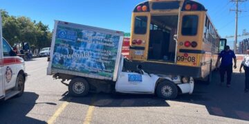 Camión con jornaleros protagoniza choque en la Cruz de Elota