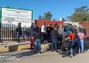 Padres de familia toman escuela primaria de la colonia La Sirena en Mazatlán