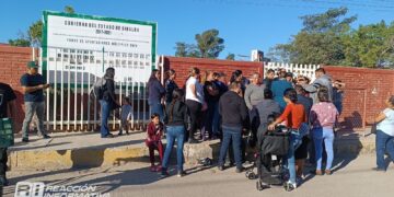 Padres de familia toman escuela primaria de la colonia La Sirena en Mazatlán