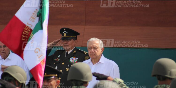 AMLO conmemora en Mazatlán el Día de la Bandera