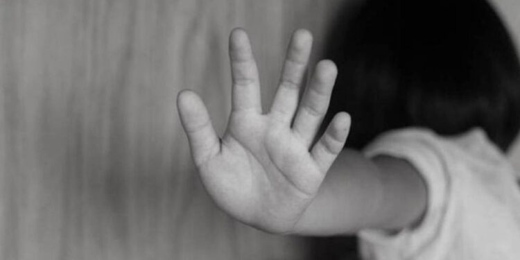 Repudian en redes a juez que absolvió a acusado de abusar de una niña de 4 años