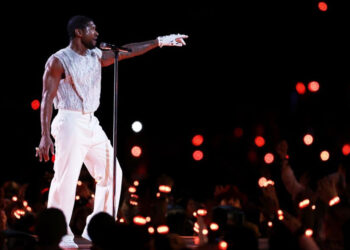 Usher y su fallido tributo a Michael Jackson en el Super Bowl LVIII; en redes lo llaman Walter Mercado