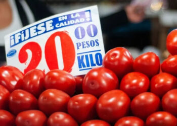 Precio del jitomate mejora y baja inflación en febrero