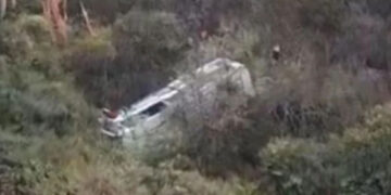 Cae autobús a barranco; hay 18 lesionados