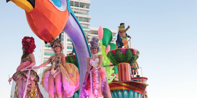 El primer desfile del Carnaval de Mazatlán 2024 se convierte en una fiesta familiar, masiva y espectacular
