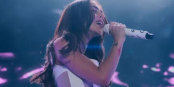 Nicki Nicole se conmueve durante concierto tras truene con Peso Pluma