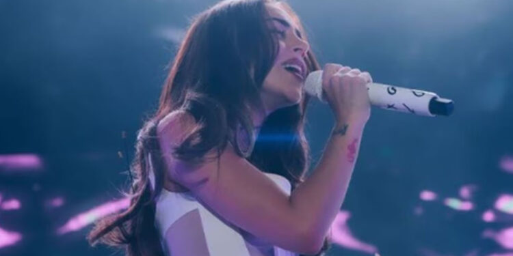 Nicki Nicole se conmueve durante concierto tras truene con Peso Pluma