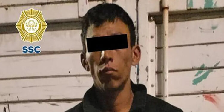 Detienen en Iztapalapa a profanador de tumbas; llevaba seis restos óseos