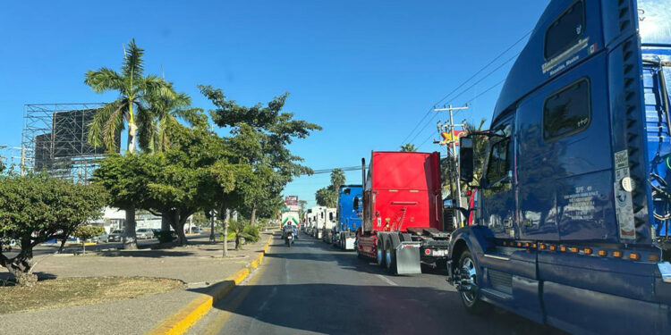 Se manifiestan transportistas por las calles de Mazatlán