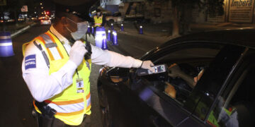 Juez cívico sanciona a 32 conductores al dar positivo en el examen alcoholímetro