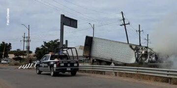Se incendia tráiler sobre la carretera a Costa Rica-Eldorado, Culiacán